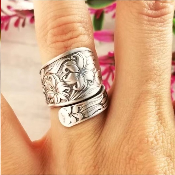 Vintage Style StainlessAdjustable Ring Dainty Flower On The Band - Picture 2 of 7